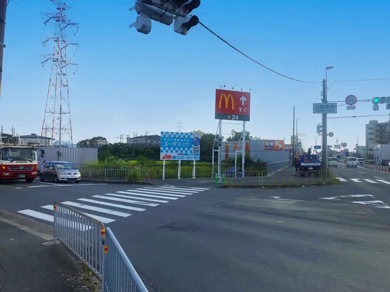 交差点の空地に複数の野立て看板を設置