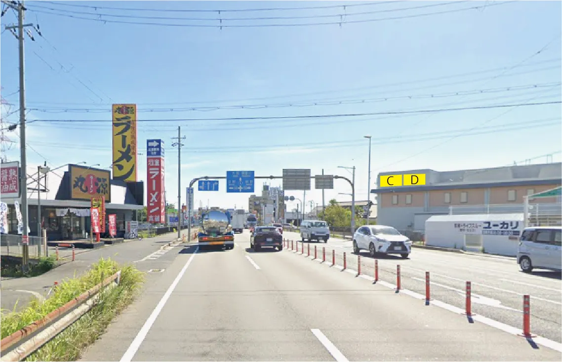 大阪府枚方市|国道1号沿い・出屋敷の壁面看板C・D 代替テキスト(alt) 大阪府枚方市の国道1号沿い、出屋敷交差点から南西方面へ向かう車両向けの壁面広告枠C・D